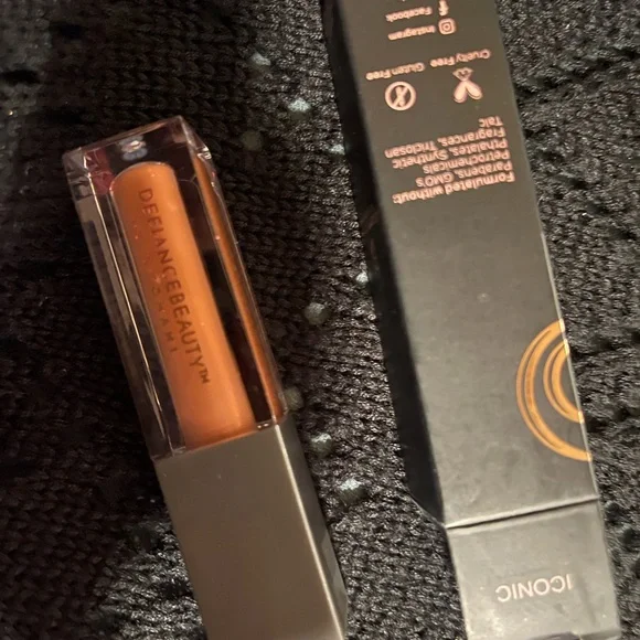 New Iconic Luminous Liquid Lipstick - Picture 4 of 7